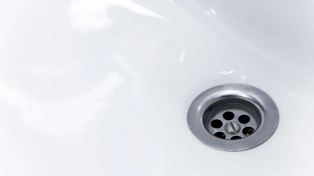 Zwei Löffel in die Spüle: eine natürliche Methode, um Verstopfungen und Gerüche ohne Chemikalien zu beseitigen