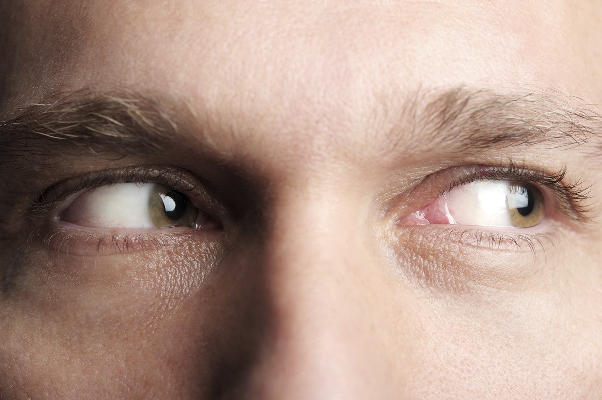 Was bedeutet es aus psychologischer Sicht, wenn jemand während eines Gesprächs den Blick abwendet?