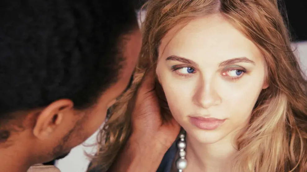 Was bedeutet es aus psychologischer Sicht, wenn jemand während eines Gesprächs den Blick abwendet?