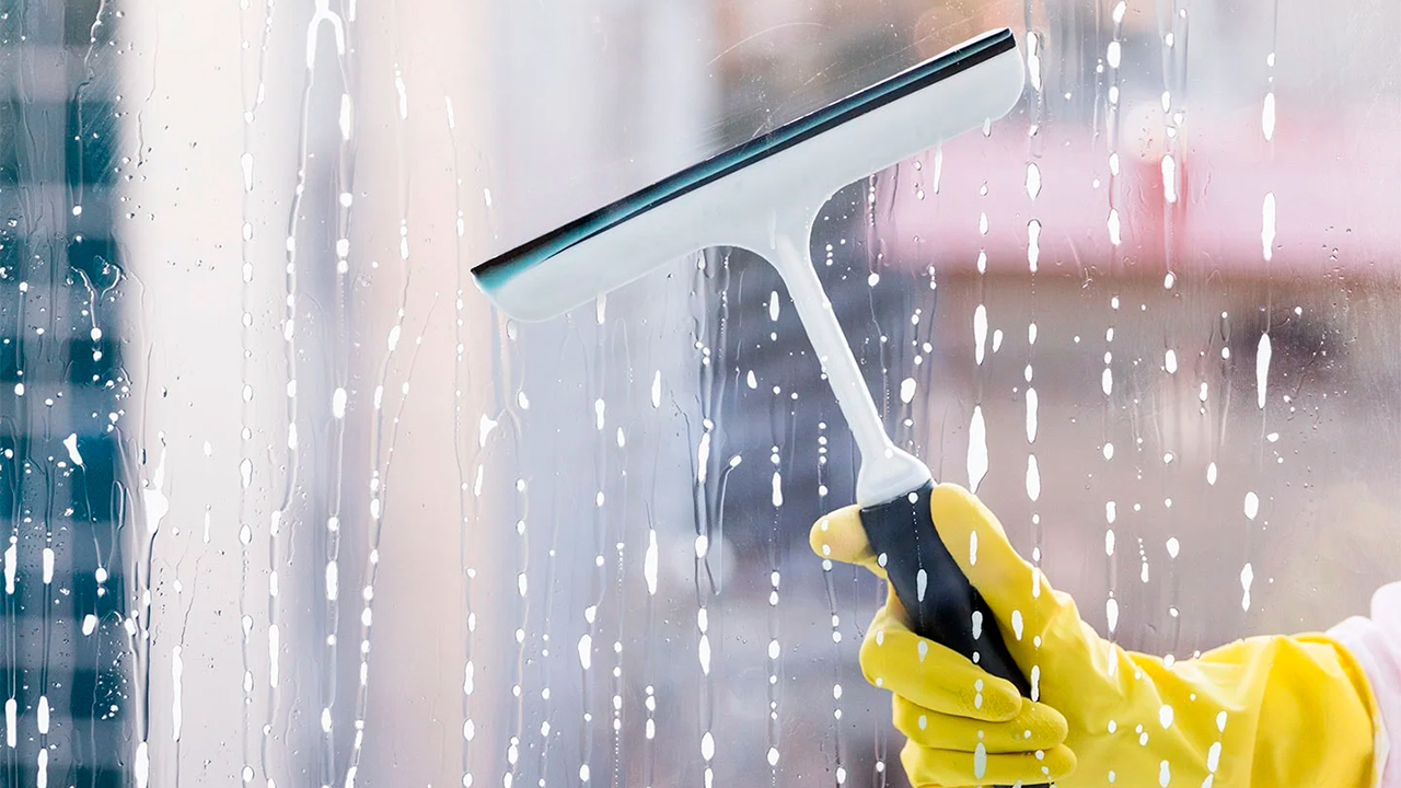 Nur ein Löffel in das Reinigungswasser – und Ihre Fenster bleiben bis zum Frühjahr kristallklar