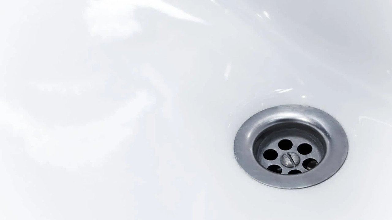 Eine Tablette und kochendes Wasser reichten aus. Nach 10 Minuten war das Waschbecken gereinigt und ohne unangenehmen Geruch. Methode zur Beseitigung einer Verstopfung im Waschbecken