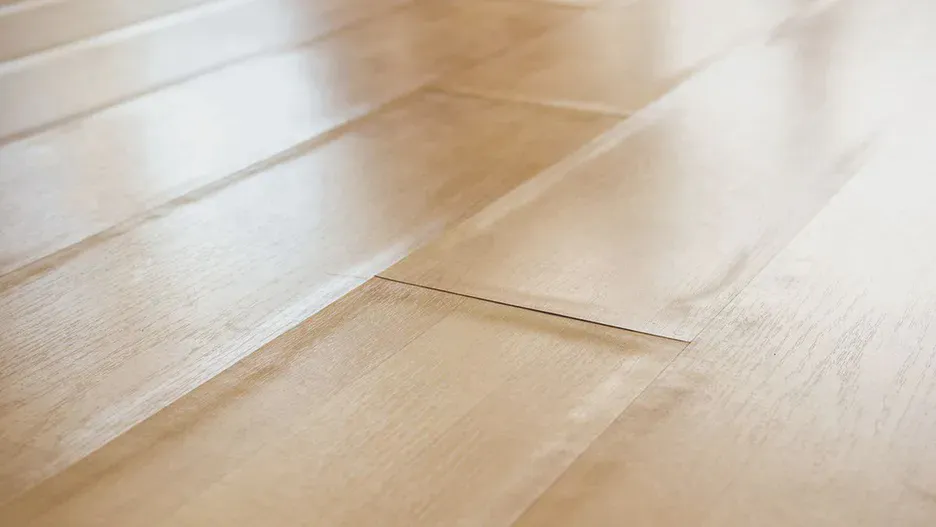 Wie kann man aufgequollene Bodenplatten retten? Es dauert nur wenige Sekunden