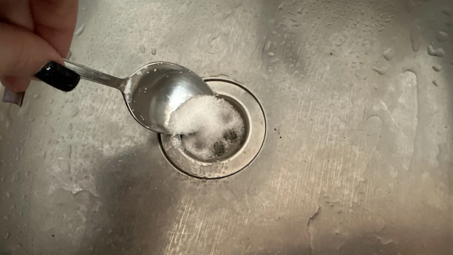 Zwei Löffel in die Spüle: eine natürliche Methode, um Verstopfungen und Gerüche ohne Chemikalien zu beseitigen