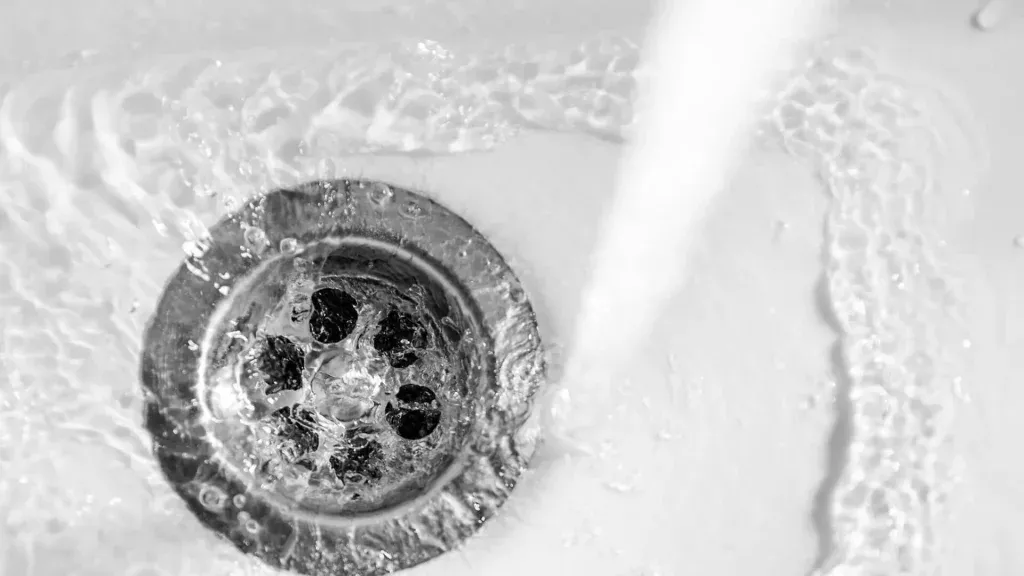 Eine Tablette und kochendes Wasser reichten aus. Nach 10 Minuten war das Waschbecken gereinigt und ohne unangenehmen Geruch. Methode zur Beseitigung einer Verstopfung im Waschbecken