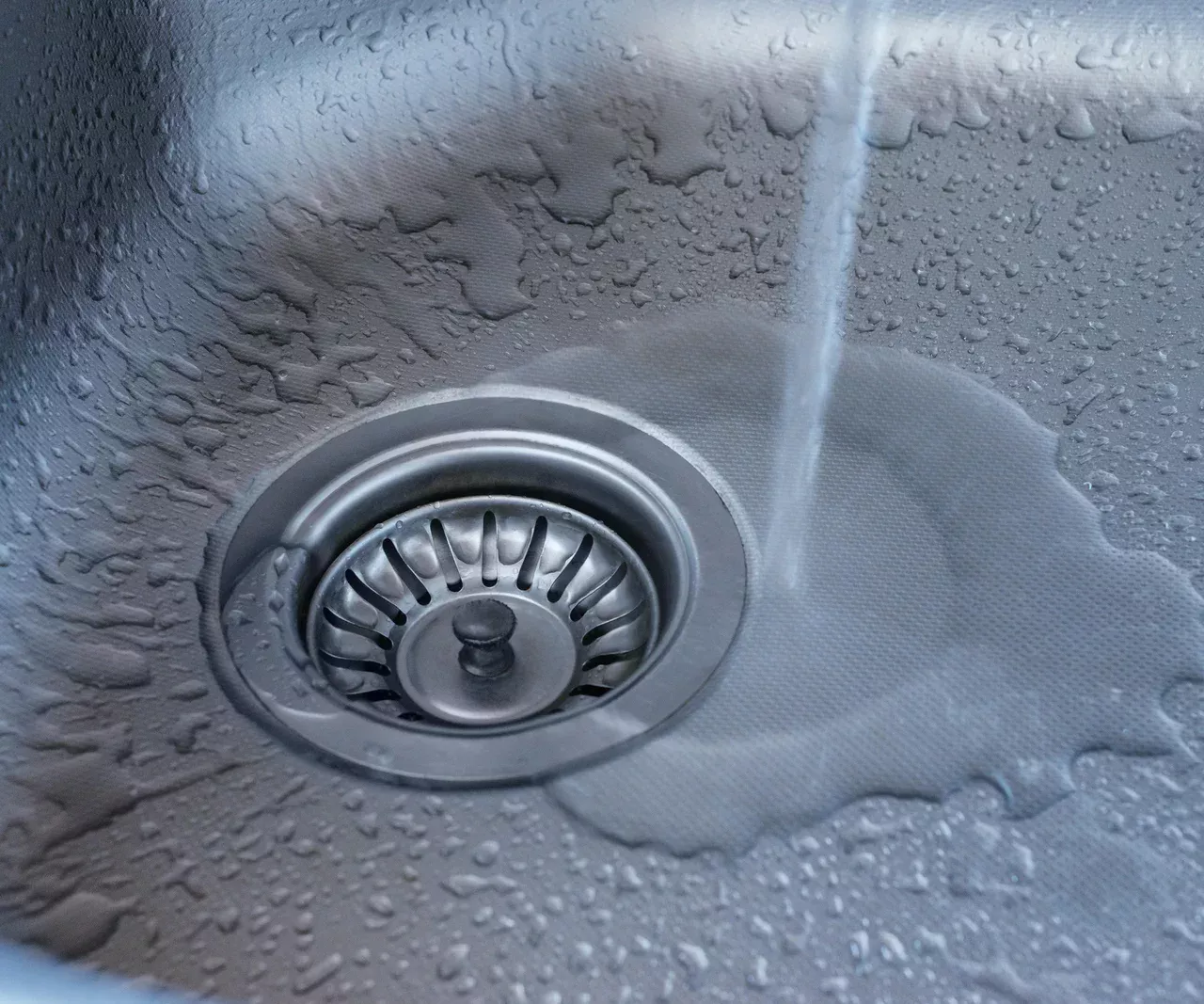 Eine Tablette und kochendes Wasser reichten aus. Nach 10 Minuten war das Waschbecken gereinigt und ohne unangenehmen Geruch. Methode zur Beseitigung einer Verstopfung im Waschbecken