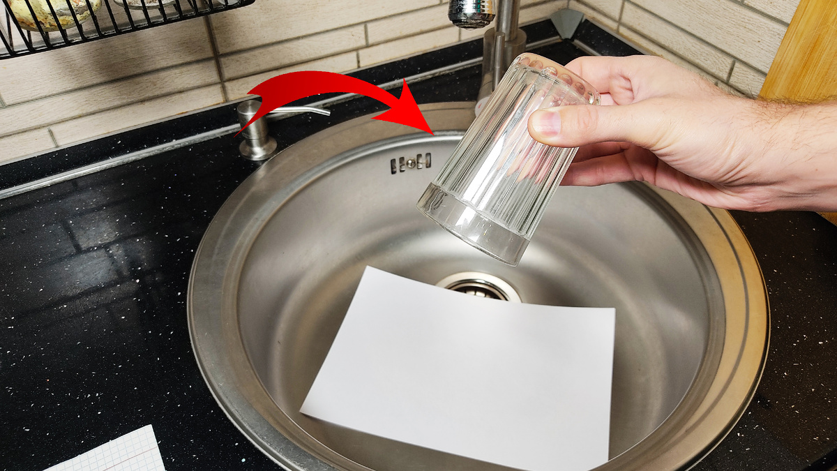 Wenn Sie in den Sommerurlaub fahren, lassen Sie ein Glas und ein Papiertuch im Waschbecken stehen. Hier ist der Grund dafür