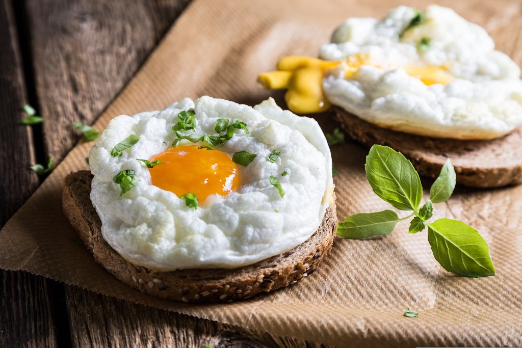 Was gibt es zum Frühstück statt Sandwiches? Diese Eier sind sehr lecker und sehen aus wie aus einem Märchen